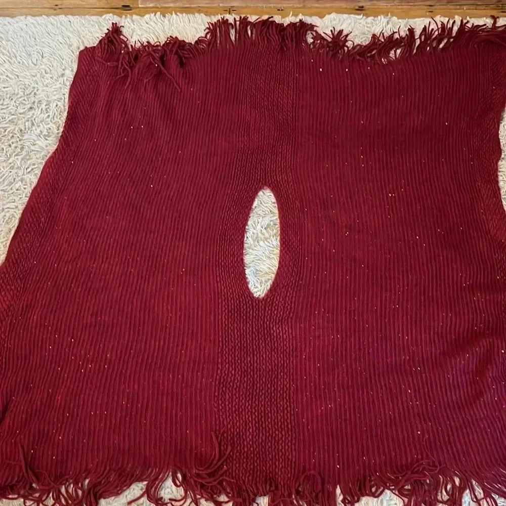 Beautiful cape/poncho. Has some sparkle. Perfect condition!!
